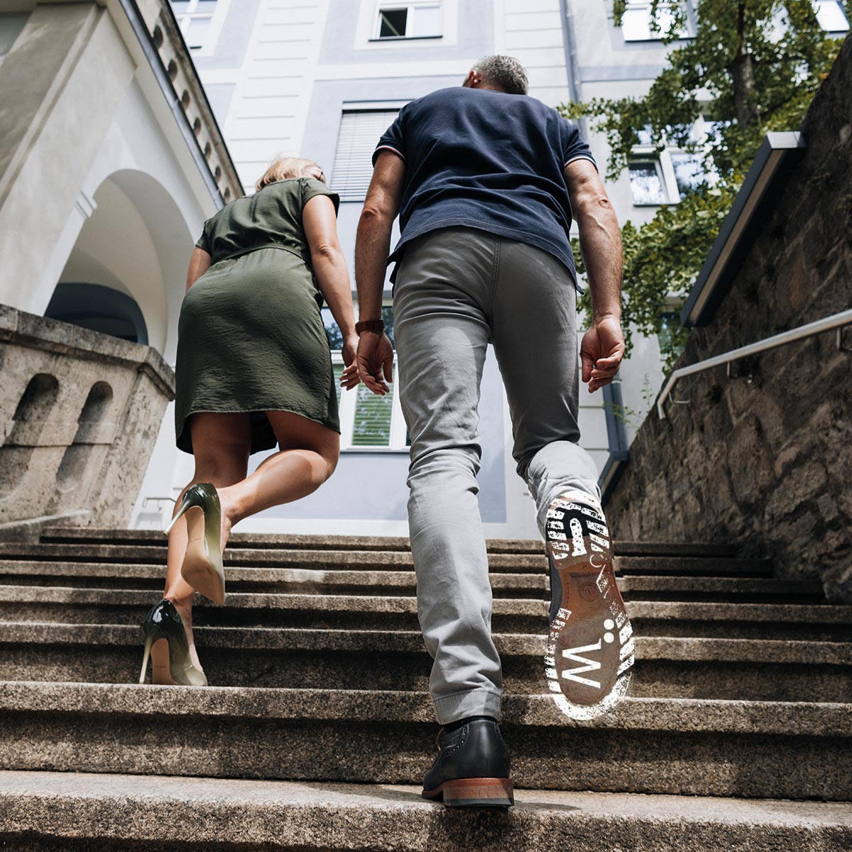 Bild junge Menschen laufen die Trepper hoch